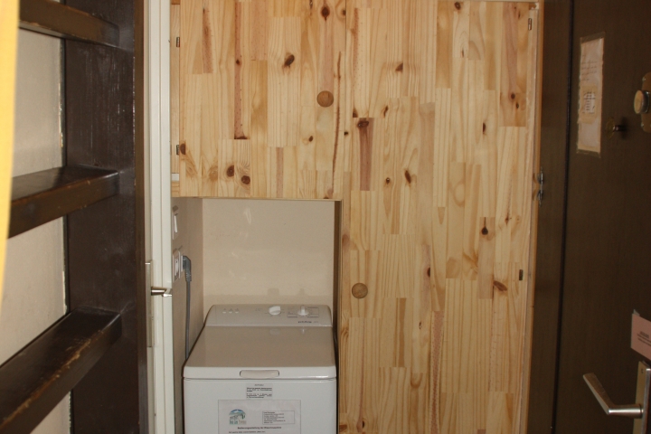 Wandschrank im Flur mit Waschmaschine