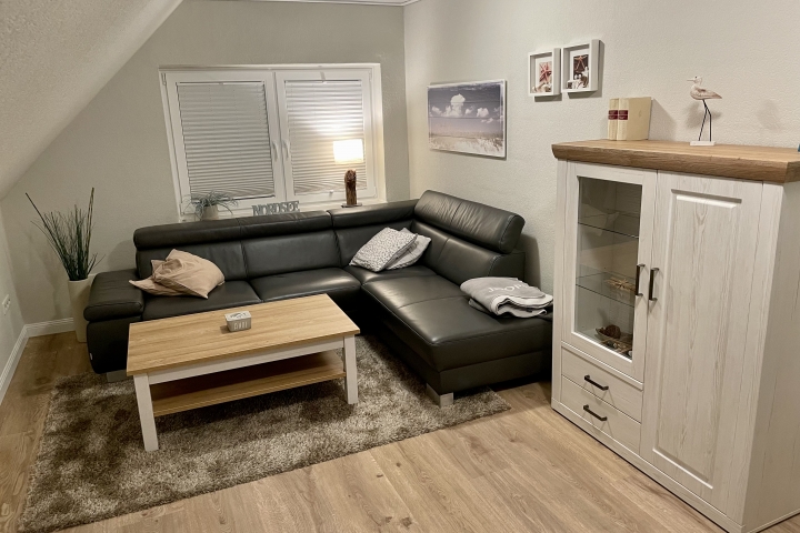 Das gemütliche Wohnzimmer mit Ledercouch, neu in 2022