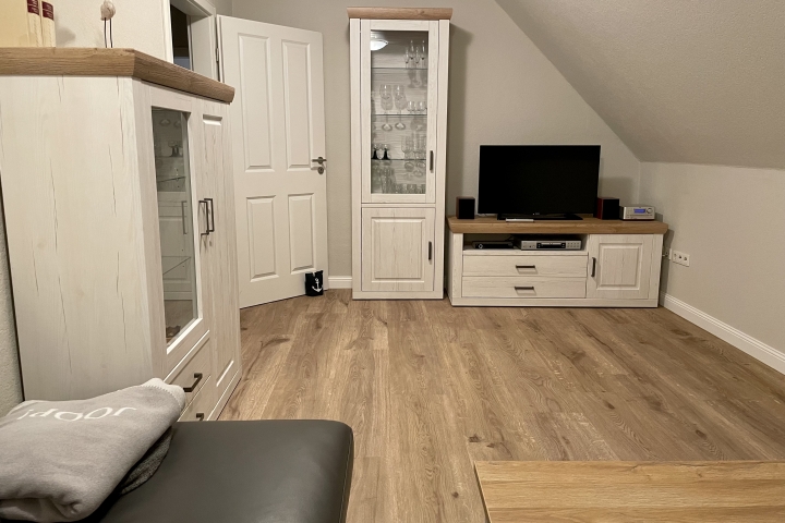 Wohnzimmer mit Sat-TV, DVD und HiFi-Anlage