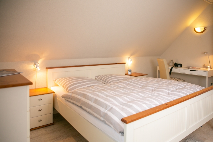 Schlafzimmer 1 mit Doppelbett (1,80x2,00m)