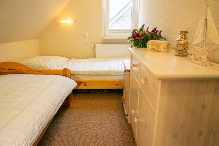 Schlafzimmer 2 mit zwei Einzelbetten (1,90x2,00m)