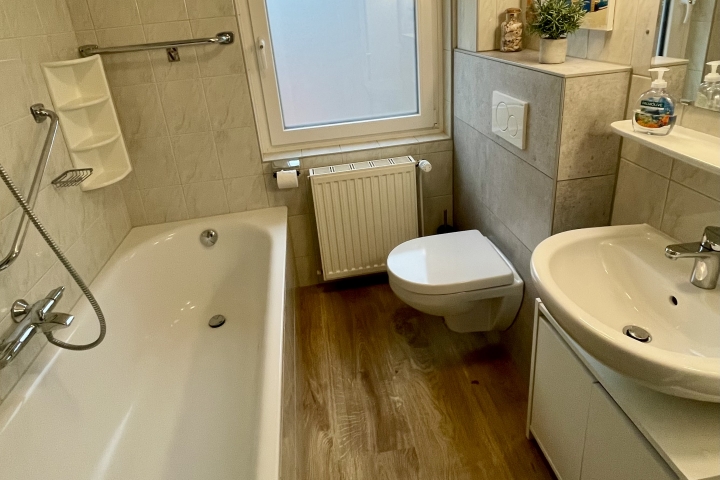 Badezimmer mit Wanne und Waschmaschine
