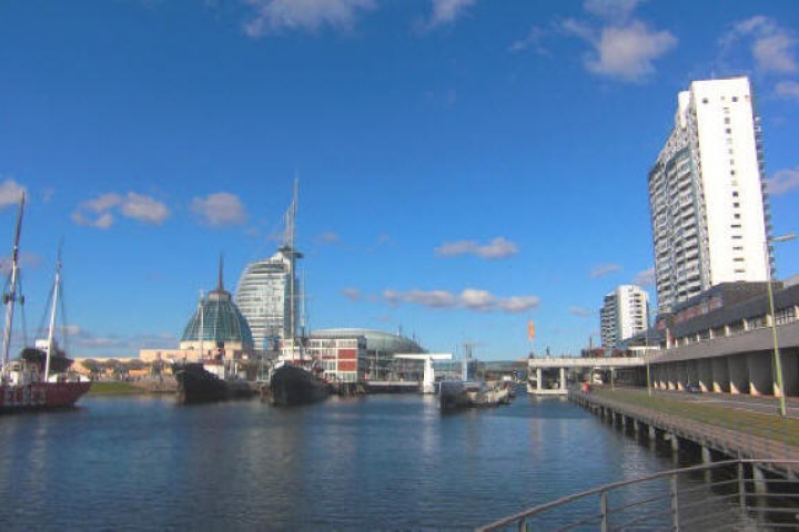 Bremerhaven, rechts das Columbus-Center, links die havenwelten