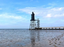 Leuchtturm Eversand in Dorum-Neufeld bei der Hafeneinfahrt