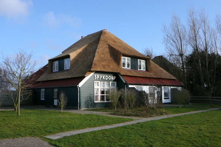 Ferienwohnungen auf Texel in Bauernhaus | Spykdorp, mit großer Liege- und Spielwiese vor dem Haus