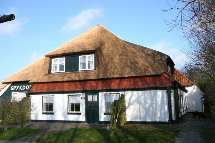 Rechts ist der Eingang zur größeren Wohnung Nr. 19, vorne der Eingang zur kleineren Nr. 21.