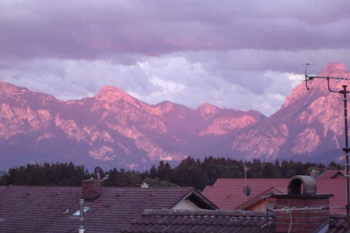 ...Naturwunder Alpenglühen mit Säuling und Schloß Neuschwanstein (Mitte)