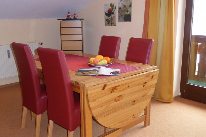 sowie ein Essplatz im Wohnzimmer