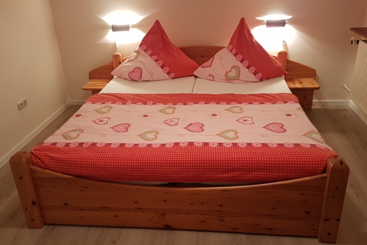 komfortablen Holzbett = erstes Schlafzimmer