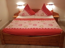 komfortablen Holzbett = erstes Schlafzimmer