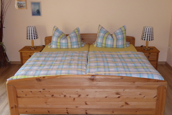 Schlafzimmer 1