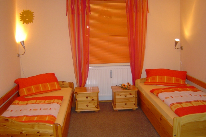 Schlafzimmer 2, Fenster mit Lichtschacht