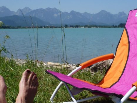 zum Baden an den Naturstrand, immer mit Blick in die Berge