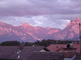 ...Naturwunder Alpenglühen mit Säuling und Schloß Neuschwanstein (Mitte)