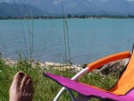 zum Baden an den Naturstrand, immer mit Blick in die Berge