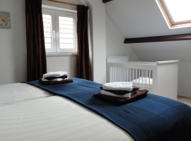 Schlafzimmer mit (Baby)Kinderbett