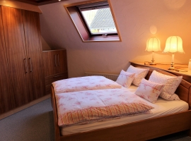 Schlafzimmer 1 