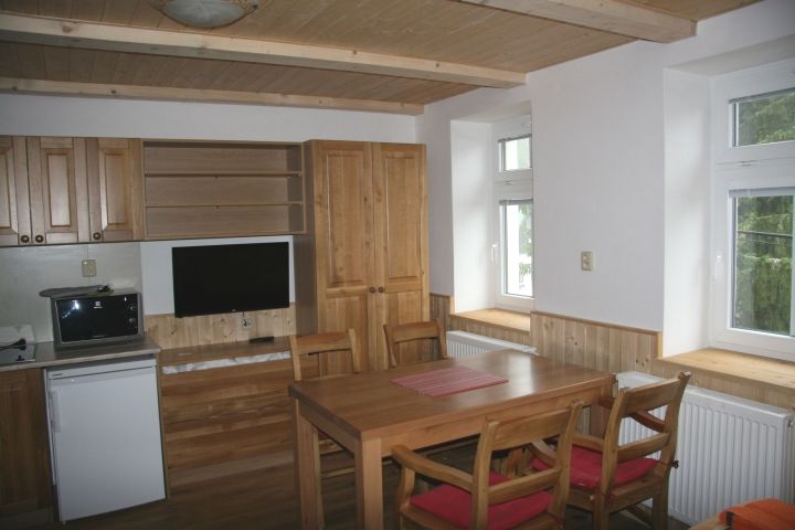 Küche mit Eßtisch und TV