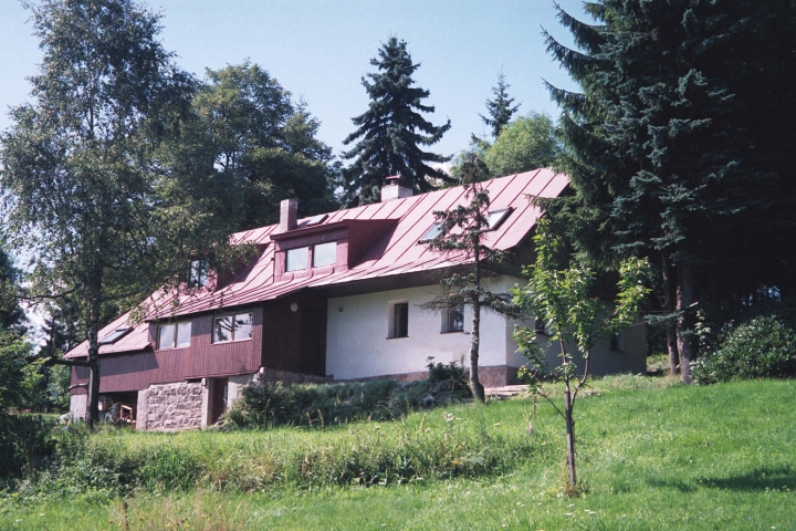 Sommeransicht mit Garten.
