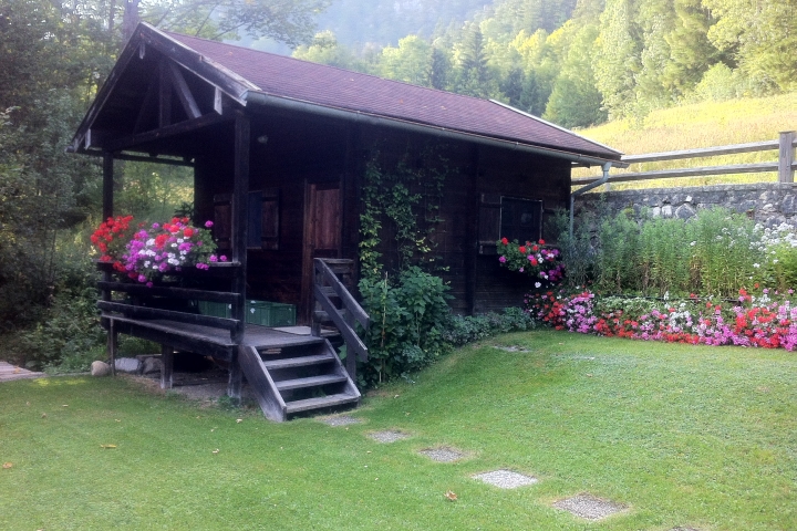 Gartenhäuschen mit Blumenschmuck