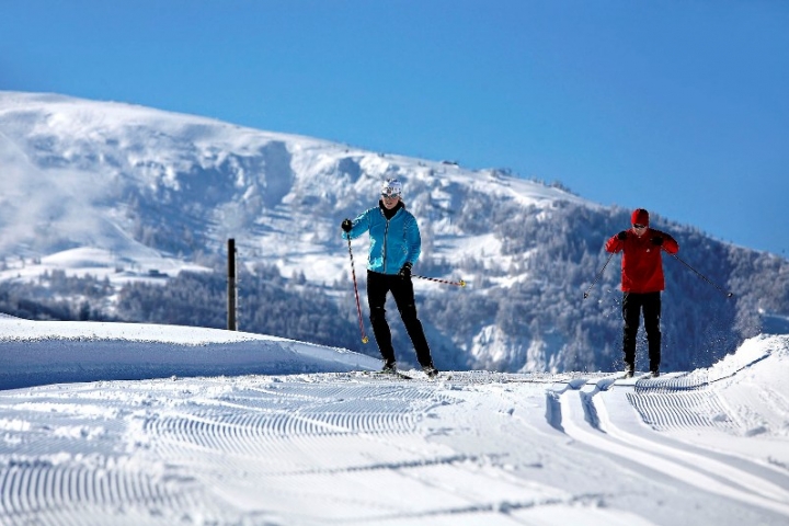 Zwei Spuren im Schnee