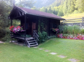 Gartenhäuschen mit Blumenschmuck