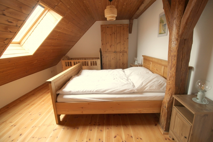 Schlafzimmer I mit Doppelbett und Kleinkinderbett