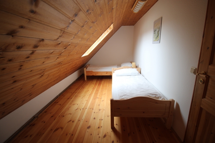 Schlafzimmer II mit zwei über Eck stehenden Betten