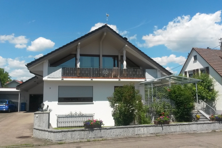 Großzügige ruhige Dachwohnung in einer Sackgasse 