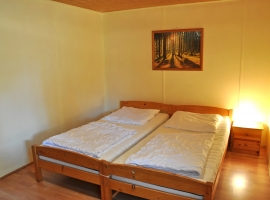 Schlafzimmer 1