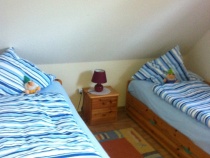 Kinderzimmer mit zwei Betten Schränken und Fernseher
Kinderreisebett steht ebenfalls zur Verfügung