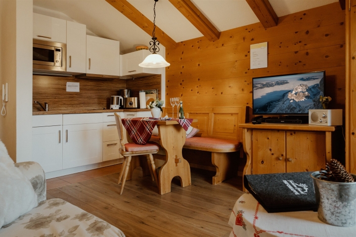 Wohn/Esszimmer mit Kochnische Wohnung Daniel -3 Sterne-