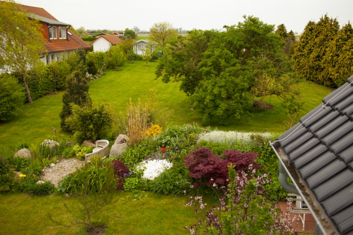 Blick vom Balkon in den Garten