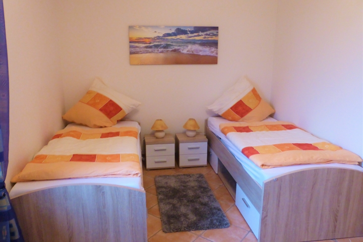 zweites Schlafzimmer/Kinderzimmer Bild 1