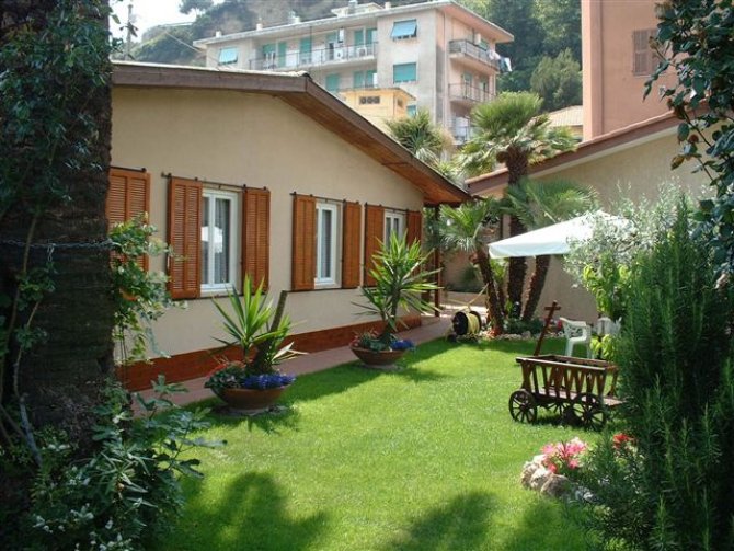 Ferienhaus Camporosso | Blick durch unsere Palmen in den Garten