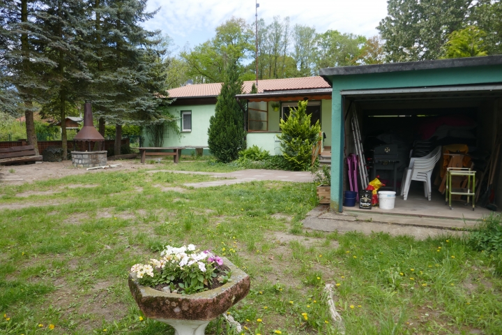 in der Garage stehen Gartenmöbel und ein Grill