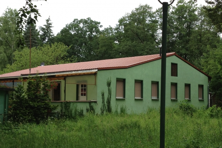 Seitlicher Blick vom Nachbargrundstück aus !