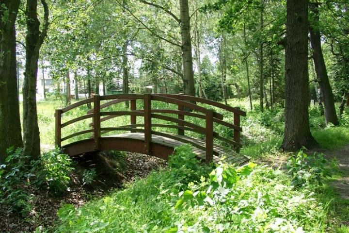 Um den See ist ein Wanderweg !
Das Naturschutzgebiet beginnt etwa beim Ferienhaus