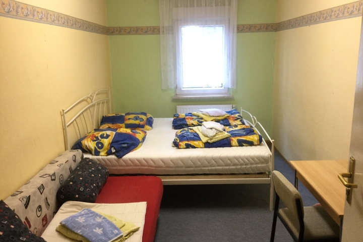 Zimmer mit Doppelbett und Schlafcouch