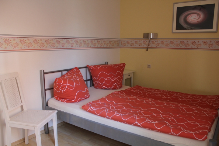 kleines Schlafzimmer mit franz. Bett