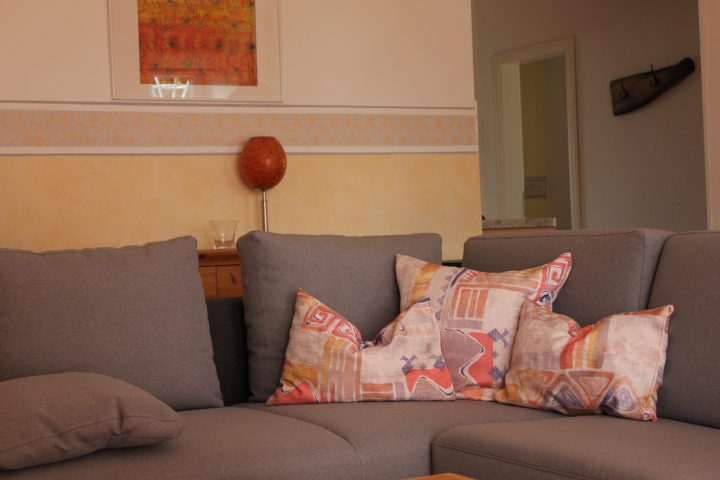 Couch für 2 Personen mit einem Handgriff zum bequemen Bett verwandelbar