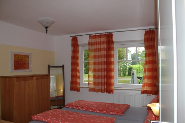 großes Schlafzimmer mit Kinderbett