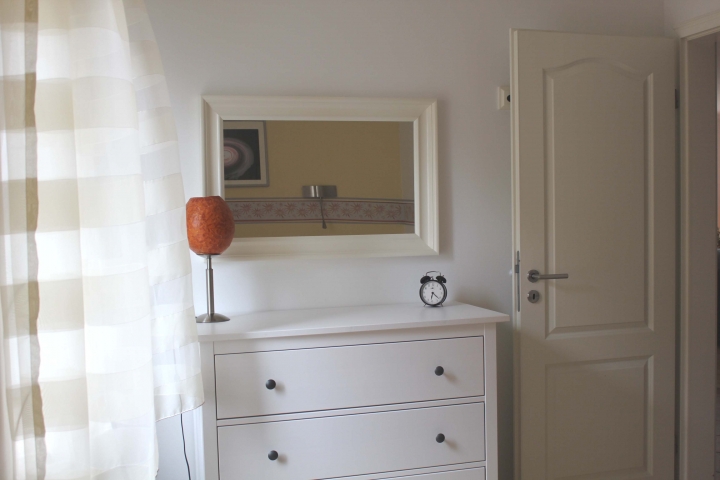 Kommode im kleinen Schlafzimmer