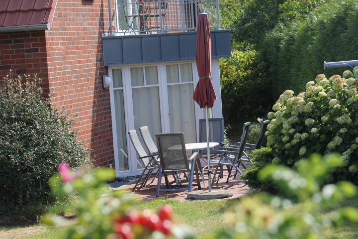 Blick vom Garten auf die Terrasse