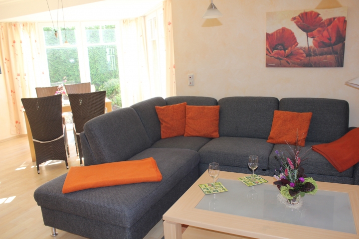 Ferienwohnungen in der Villa Klatschmohn | Sitzecke mit Flachbildschirm und SAT-TV