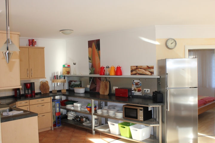 moderne Küche mit Geschirrspüler, Mikrowelle, Kühlschrank mit großem Gerfrierfach,...