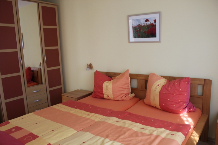 Schlafzimmer mit Doppelbett 190 x 200 cm, ein Reisekinderbett kann auch aufgestellt werden
