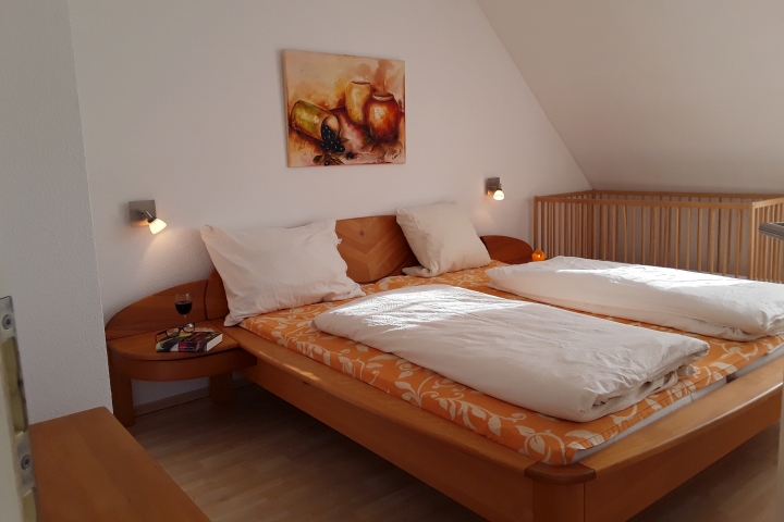 Schlafzimmer mit Kinderbett