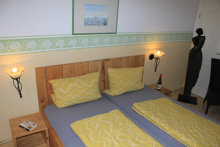 Schlafzimmer mit Doppelbett
