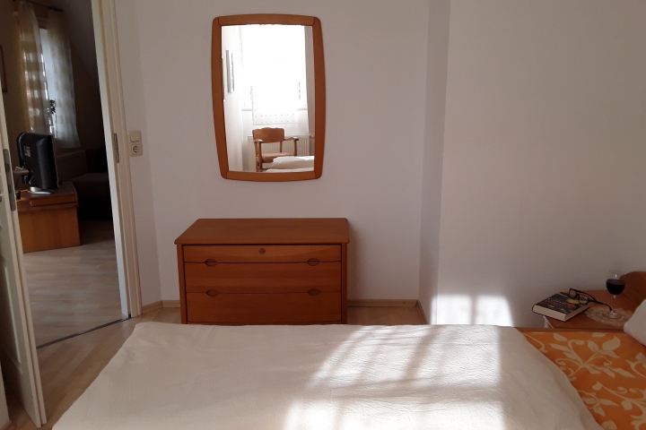Schlafzimmer mit Skanbo Bett